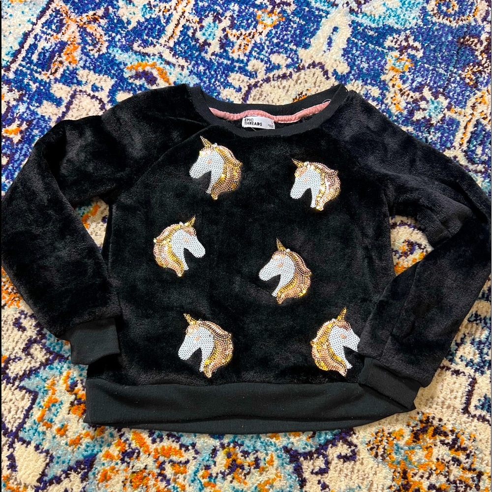 Girls black fuzzy sweatshirt•epic threads•unicorn pattern